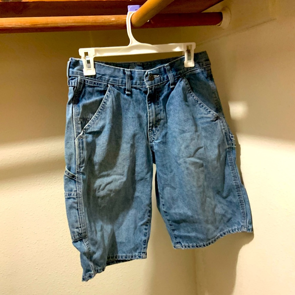 Blue jean shorts.